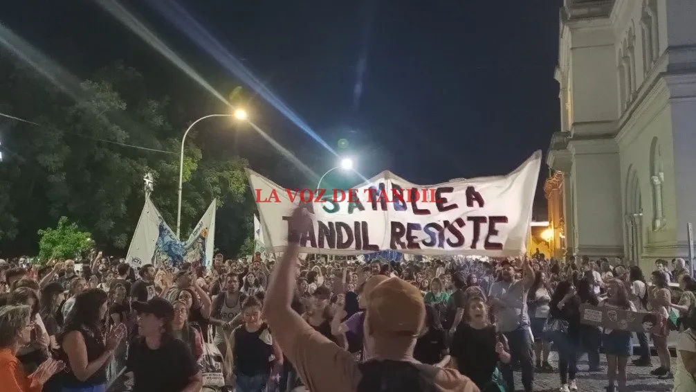 Multitudinaria marcha por el Día de la Memoria por las calles de Tandil